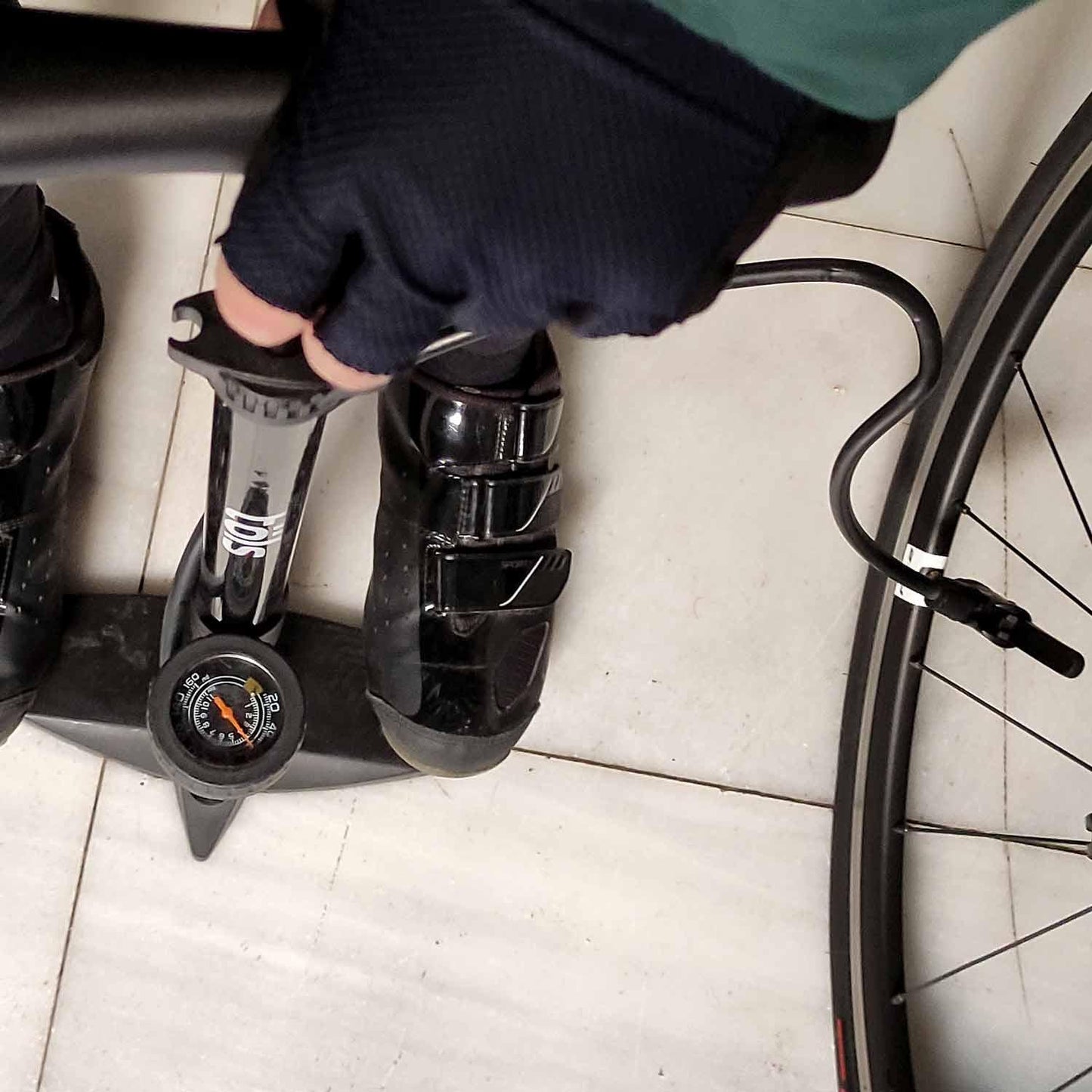 POMPE A PIED TÖLS LEXIA FLOOR PUMP - OURS VÉLOS