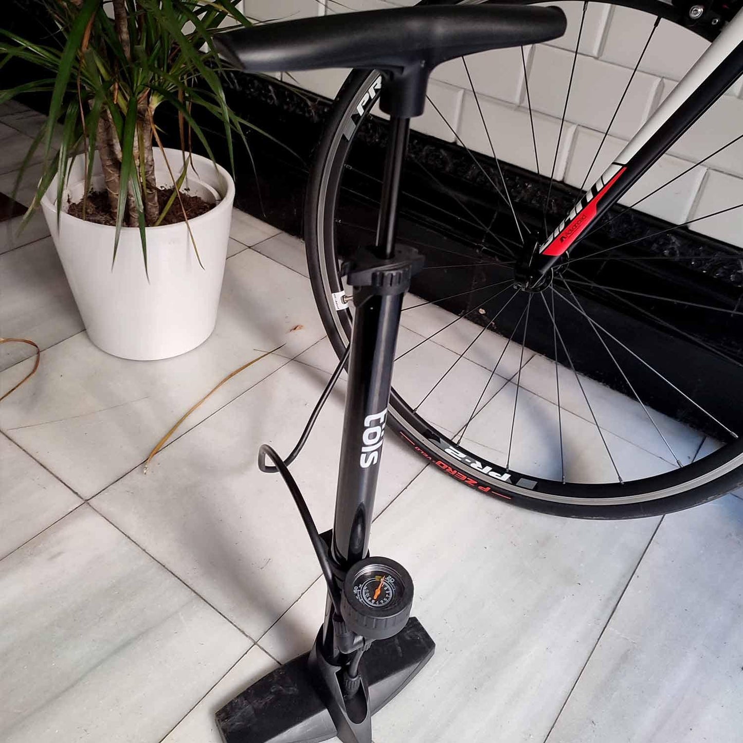 POMPE A PIED TÖLS LEXIA FLOOR PUMP - OURS VÉLOS