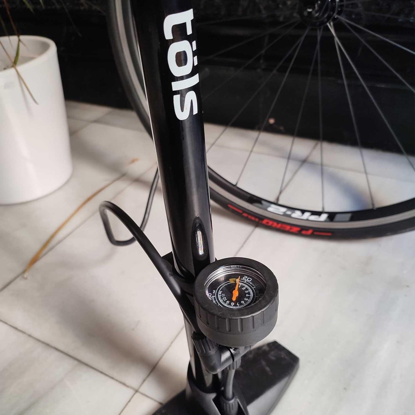 POMPE A PIED TÖLS LEXIA FLOOR PUMP - OURS VÉLOS