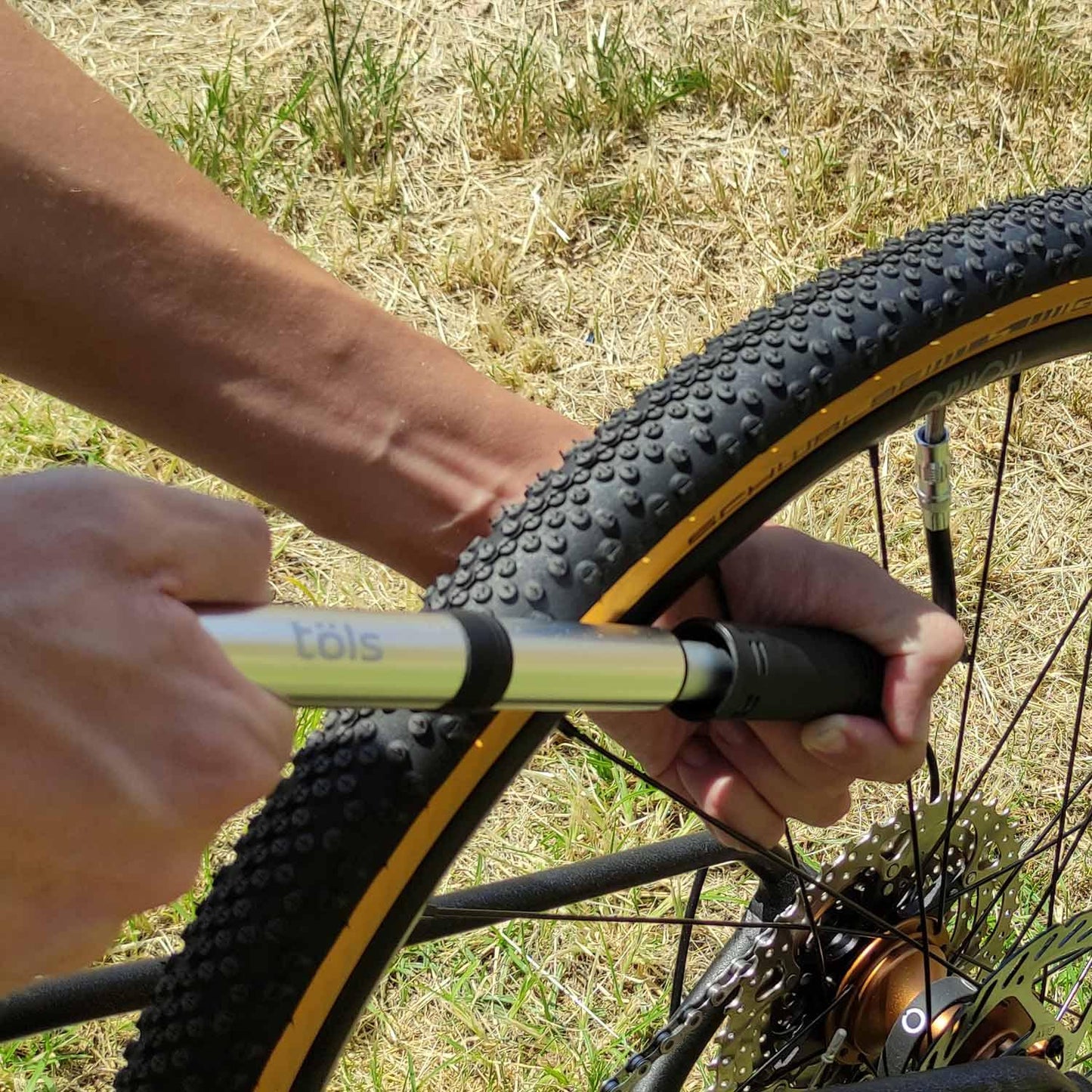 POMPE À MAIN TÖLS LEXIA PRO ARGENT - OURS VÉLOS