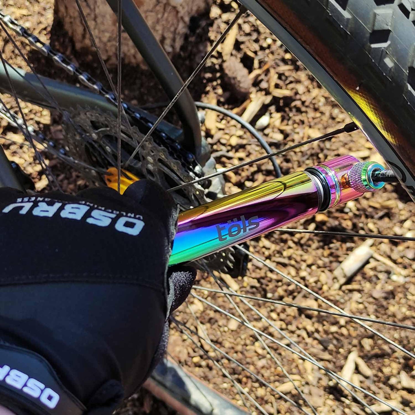 Mini Pompe Cameleon TÖLS AINA Rainbow - Pour valve PRESTA - OURS VÉLOS