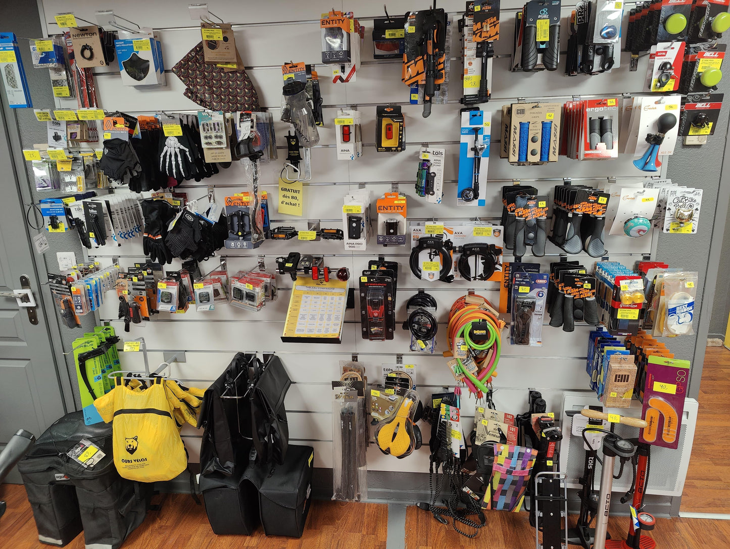 Découvrez Plus d'Accessoires en Magasin - OURS VÉLOS