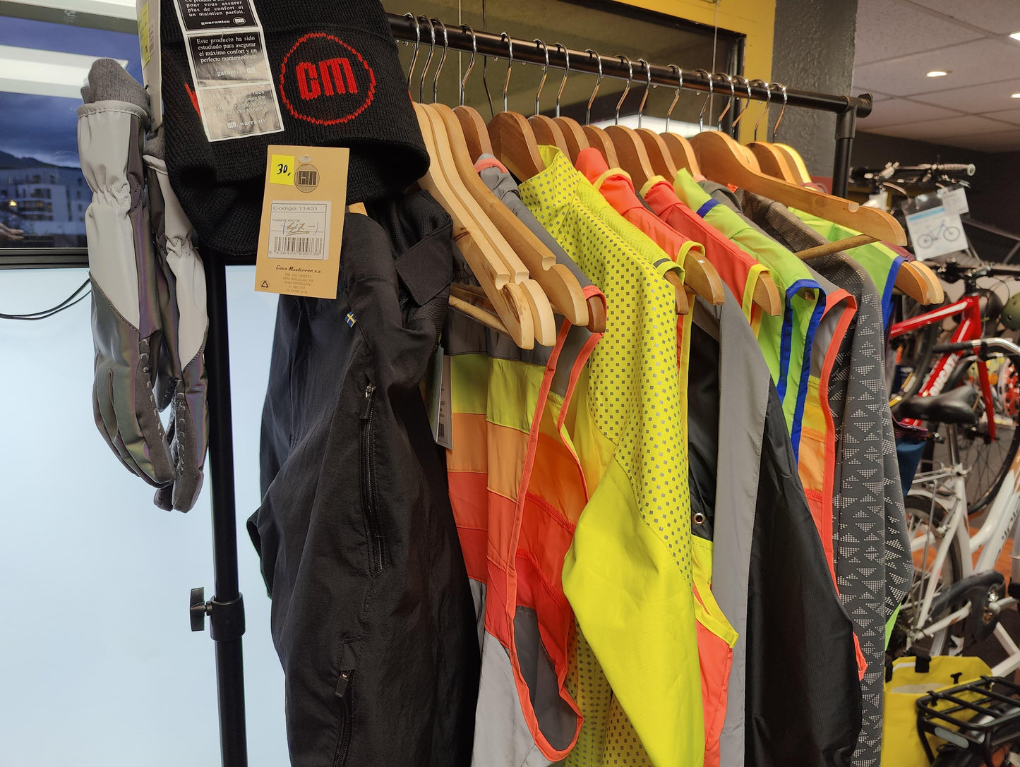 Découvrez Plus d'Accessoires en Magasin - OURS VÉLOS