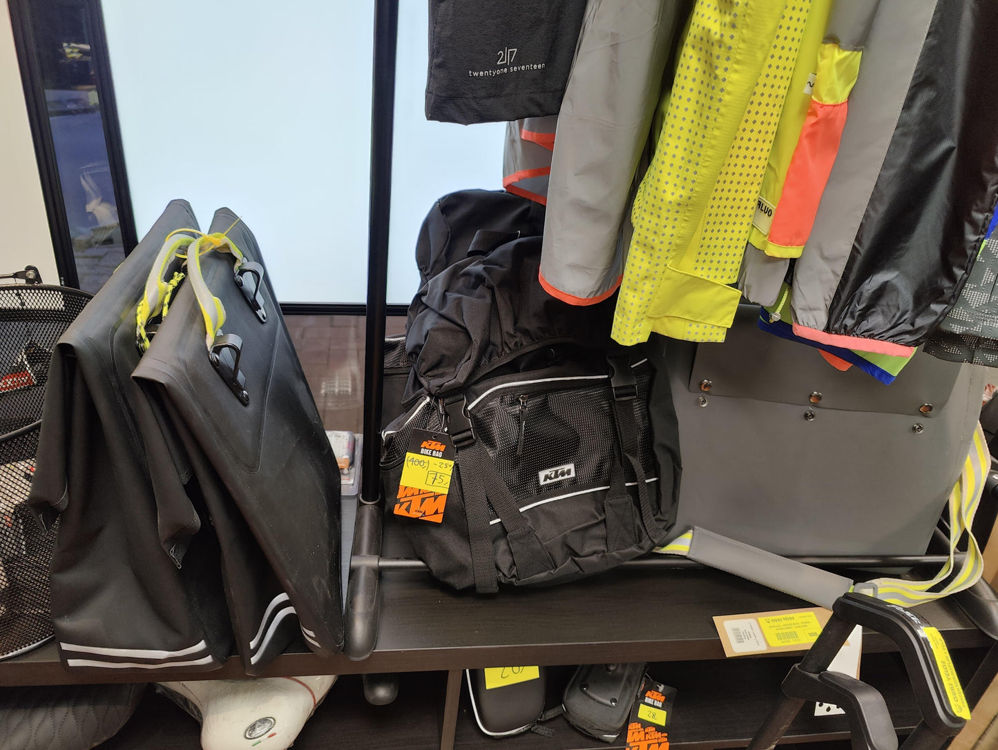 Découvrez Plus d'Accessoires en Magasin - OURS VÉLOS