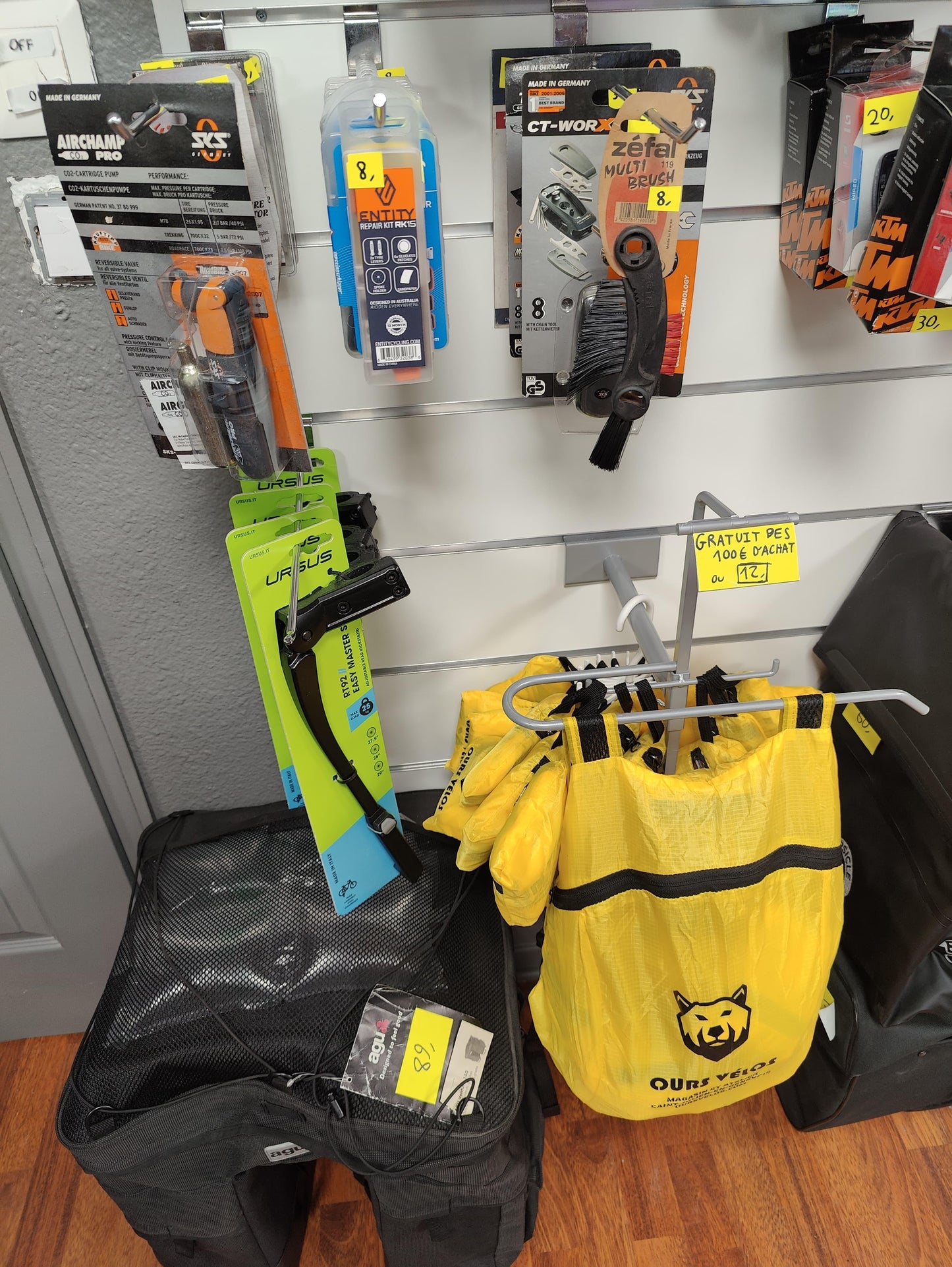 Découvrez Plus d'Accessoires en Magasin - OURS VÉLOS