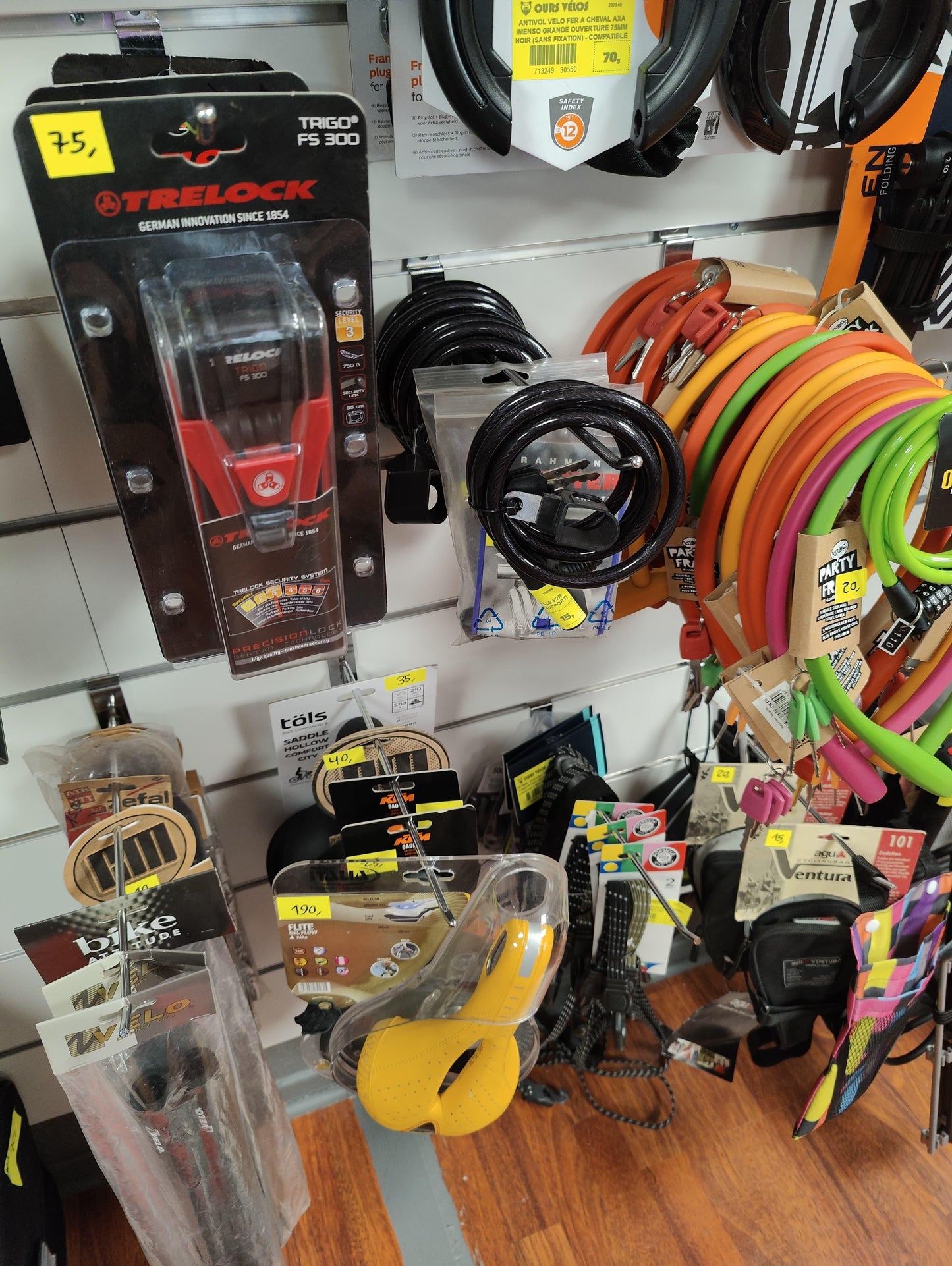 Découvrez Plus d'Accessoires en Magasin - OURS VÉLOS