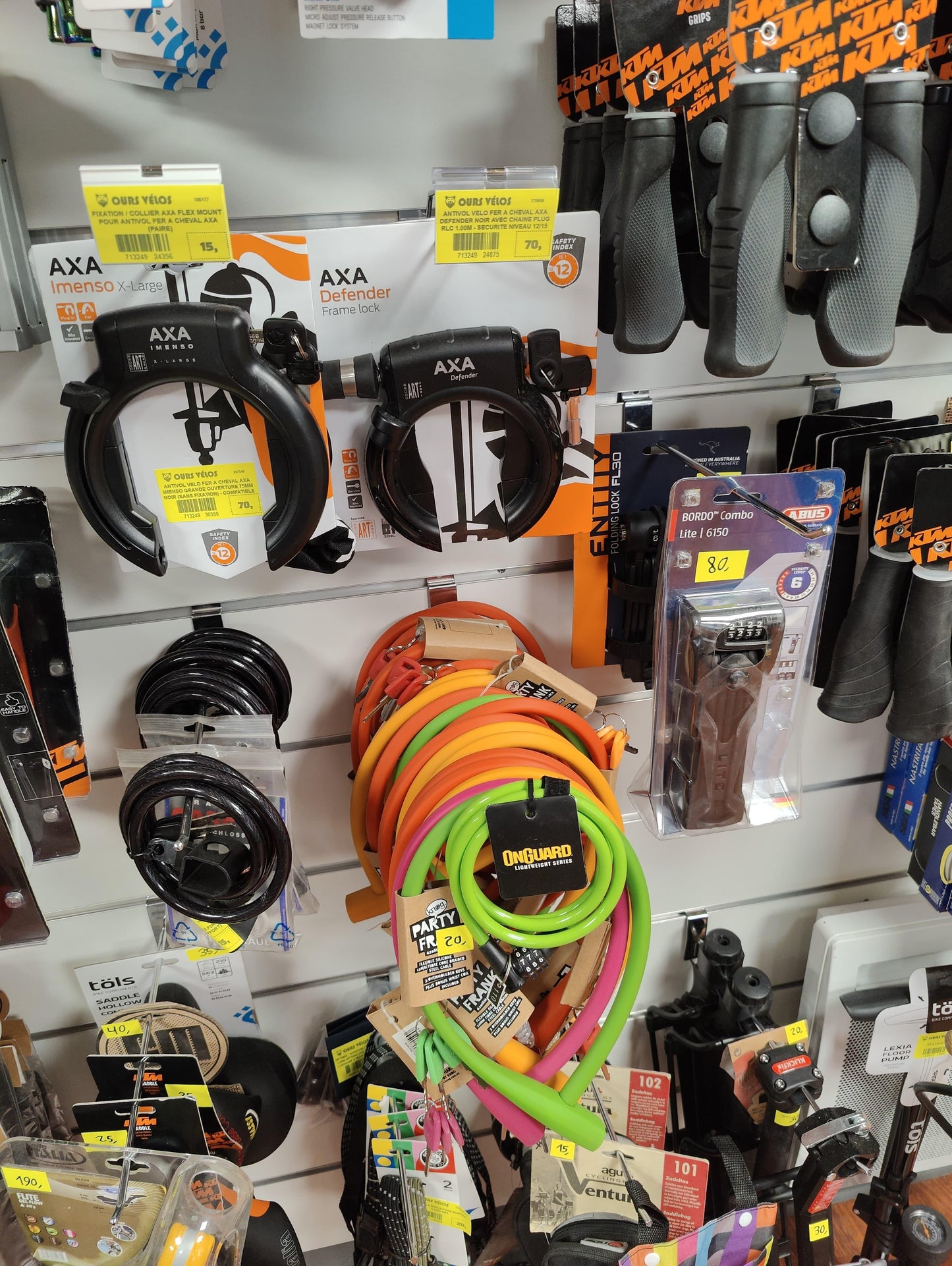 Découvrez Plus d'Accessoires en Magasin - OURS VÉLOS