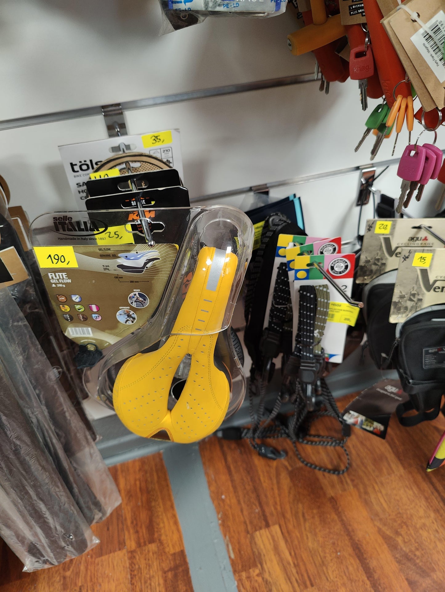 Découvrez Plus d'Accessoires en Magasin - OURS VÉLOS