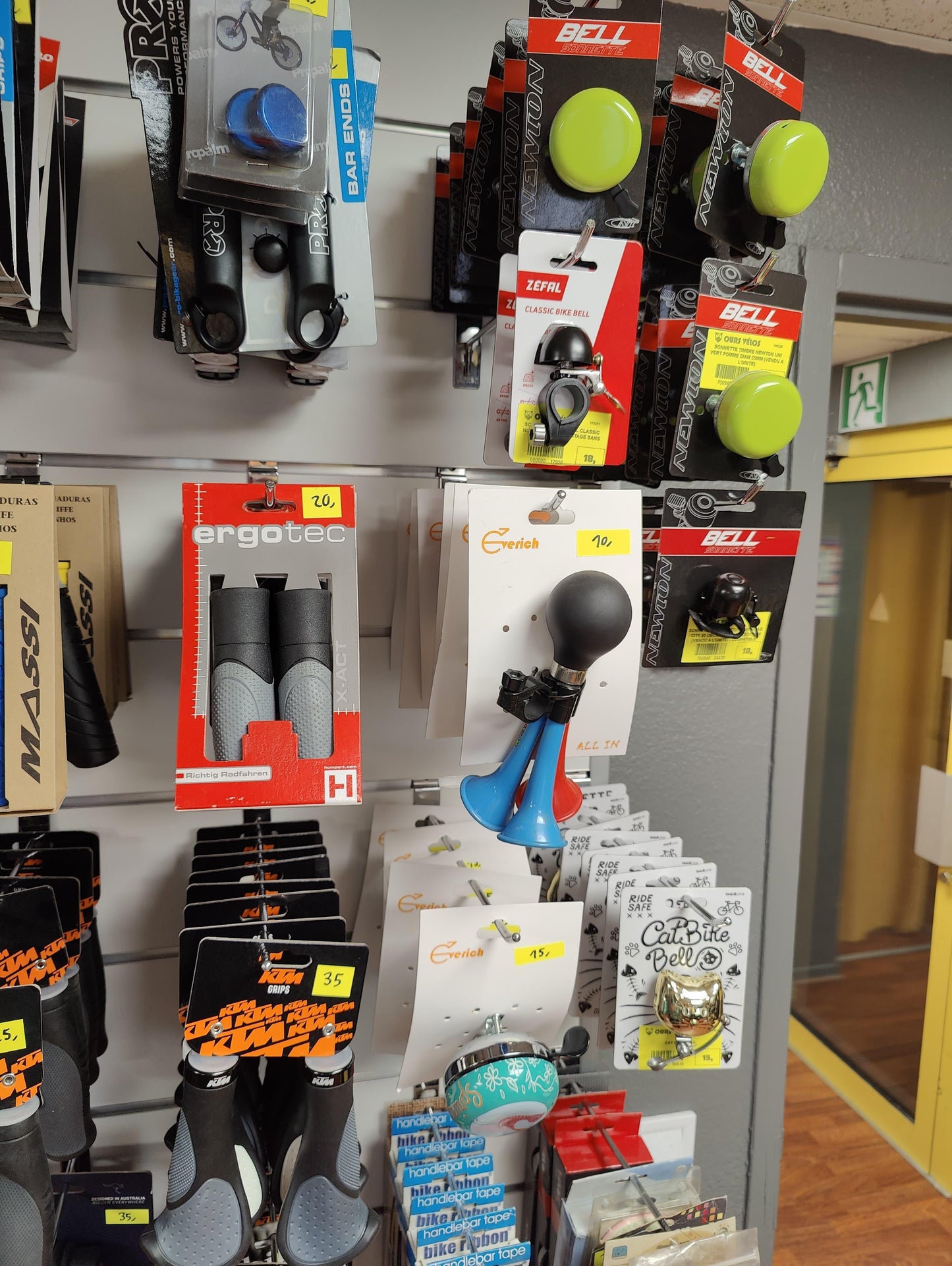 Découvrez Plus d'Accessoires en Magasin - OURS VÉLOS