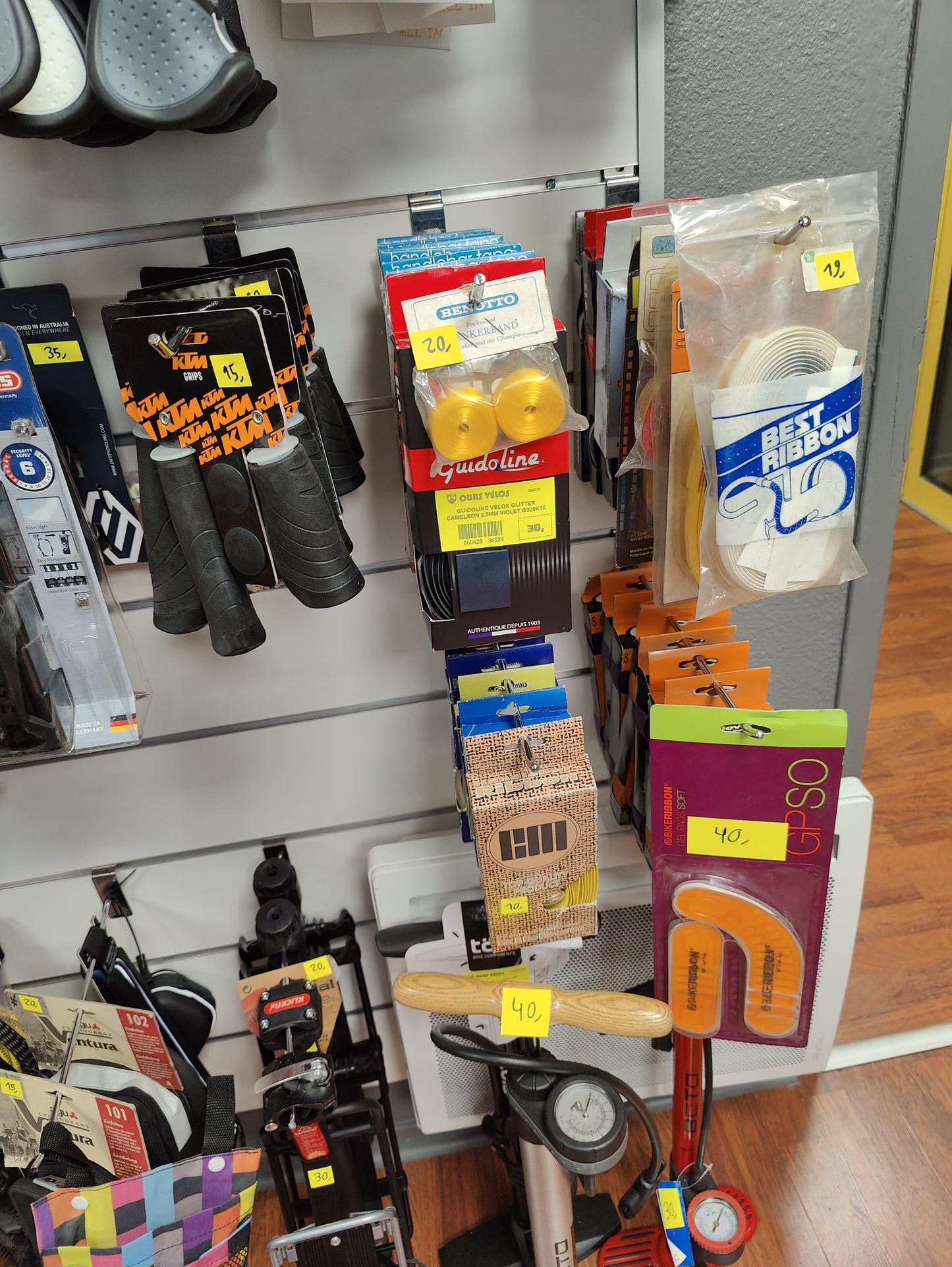 Découvrez Plus d'Accessoires en Magasin - OURS VÉLOS