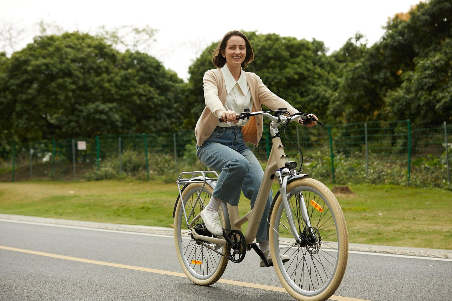 REMISE BF: -150€ ! Vélo électrique urbain polyvalent ADO Air 28 PRO (SUR COMMANDE) - OURS VÉLOS