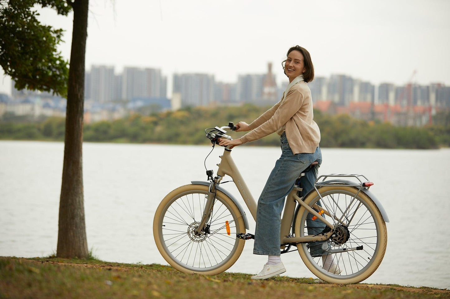 REMISE BF: -150€ ! Vélo électrique urbain polyvalent ADO Air 28 PRO (SUR COMMANDE) - OURS VÉLOS