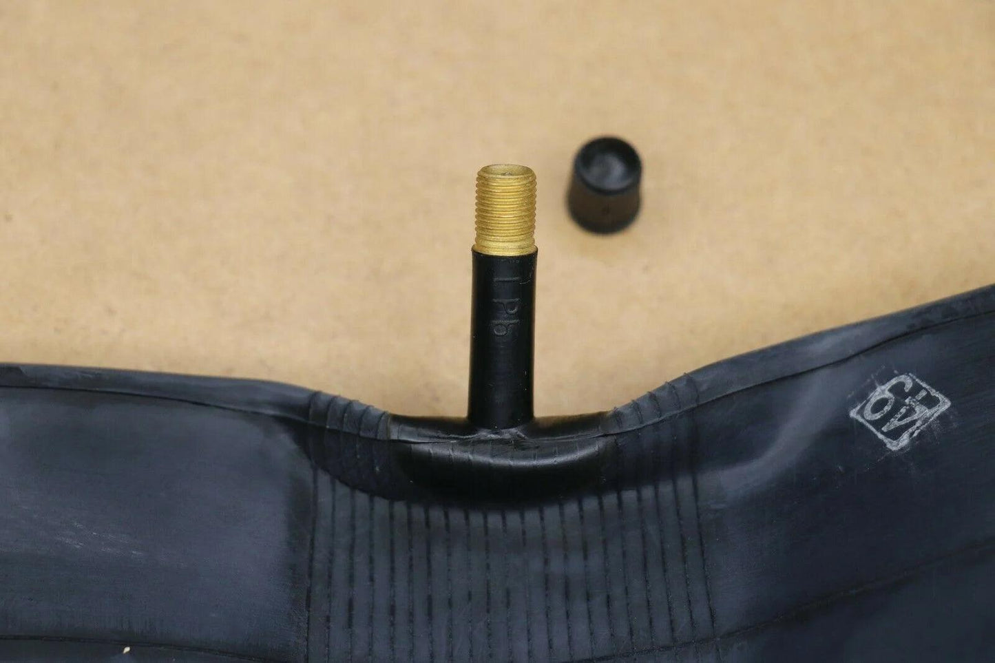 CHAMBRE A AIR Universal 26 FAT Tube. 26×3.80-4.20. 96/106-559. A/V-33 mm. molded. KUJO - OURS VÉLOS