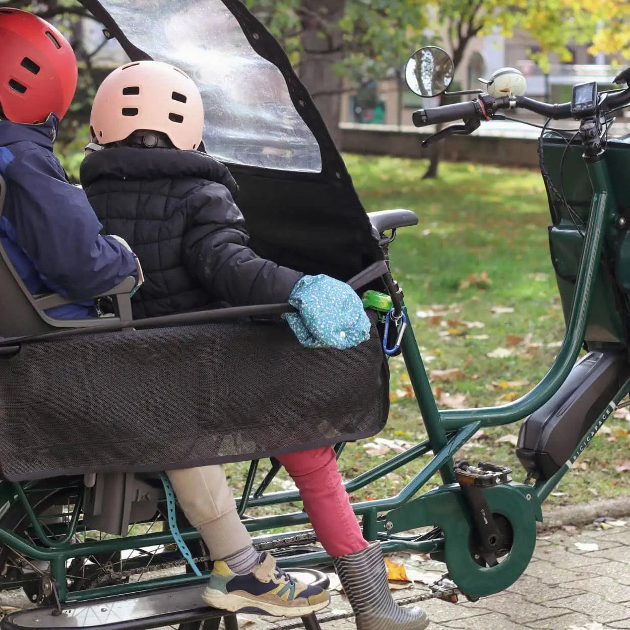 Les p’tits manchons de Gaston. La protection pour enfants sur les vélos longtail - OURS VÉLOS